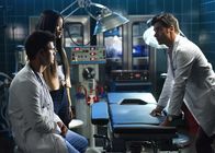Scream Queens – Sind mehr als geschockt, als Dr. Brock Holt (John Stamos, r.) ihnen seine Geschichte erzählt: Dr. Cassidy Cascade (Taylor Lautner, l.) und Zayday (Keke Palmer, M.) ...