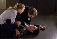 Criminal Minds – Während der Ermittlungen in einem neuen Fall, wird Hotch (Thomas Gibson, liegend) niedergestochen und kämpft nun um sein Leben. JJ (AJ Cook, l.) und Rossi (Joe Mantegna, r.) machen sich große Sorgen um ihn ...