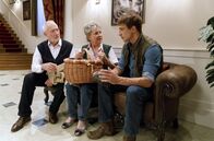 Sturm der Liebe – Viktor (Sebastian Fischer, r.) rät Hildegard (Antje Hagen, Mitte) und Alfons (Sepp Schauer, l.), ihre Wasserquelle bewachen zu lassen.