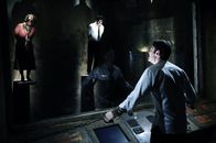Saw VI – Der rücksichtlose Manager einer Versicherungsgesellschaft, William Easton (Peter Outerbridge, vorne), wird gezwungen, Jigsaws Plan posthum zu erfüllen. Er muss, um überleben zu können, sechs ebenso kaltherzige wie hilflose Untergebene an diesem tödlichen Spiel beteiligen ...
