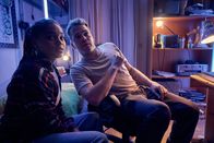 neoriginal: Like a Loser – Lea (Sira Anna Faal, l.) hat Julian (Ben Münchow, r.) durch einen ungefragten Kuss in große Schwierigkeiten gebracht. Wie erklärt er das seinem Sohn Ernst, der seit Jahren in Lea verliebt ist und zufällig genau in diesem Moment im Türrahmen steht?