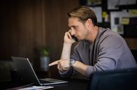 Kommissar Wisting – Benjamin Fjeld (Lars Berge) sichtet Überwachungsmaterial.