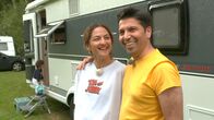 Wir werden Camper – Derya (l) und Mete Karakurt vor ihrem Wohnwagen bei der Testreise in Vessem in den Niederlanden.