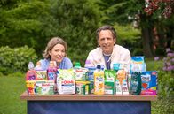 Die Tricks ... – WDR Fernsehen DIE TRICKS MIT WASCHMITTEL, WEICHSPÜLER UND CO. Uhr. In „Die Tricks mit Waschmittel, Weichspüler und Co.“ finden Anna Planken und Jo Hiller: Nicht alles, was duftet, reinigt auch. Und nicht alles, was glänzt, ist gut für Gesundheit oder Umwelt.
