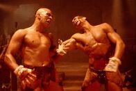 Karate Tiger III - Der Kickboxer – Bei einem Turnier in Thailand muss Kickboxer Kurt (Jean-Claude Van Damme) zusehen, wie sein Bruder Eric vom lokalen Champion Tong Po (Michel Qissi) zum Krüppel getreten wird. Um seinen gelähmten Bruder zu rächen, nimmt Kurt Kampfunterricht beim weisen Xian Chow. Dann fordert er Tong zum Duell heraus.