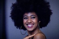 rec. – rec. Afrohaare Shedea Dona Walser bei einem Fotoshooting.