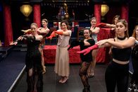 SOKO Stuttgart – Wer tanzt denn da? Streifenpolizistin Sibylle Beyer (Bärbel Stolz, 3.v.l.) mischt sich bei einem Burlesque-Kurs unter die Tänzerinnen. Denn sowohl die Mittänzerin Sonja Hübner (Theresa Scholze, l.) als auch die Lehrerin Anna Thoman (Sarah Buchholzer, 2.v.r.) kannten das Mordopfer, eine gefeierte Burlesque-Tänzerin.