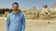 Mythos - Die größten Rätsel der Geschichte – Für den Ägyptologen Dr. Chris Naunton beginnt die Spurensuche hin zur vergessenen Pyramide in Gizeh.