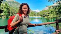 Wunderschön! – Moderatorin Anne Wilmes vor dem Lexert in Bionaz, der zu den vielen glasklaren Bergseen des Aostatals gehört.