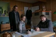 Der Alte – Die rapide Verschlechterung von Franz Bichlers (Peter Trabner, r.) Gesundheitszustand setzt nicht nur seiner Tochter Charlotte (Mathilde Bundschuh) und dem Arzt und guten Freund der Familie Dr. Anton Leitner (Arnd Klawitter, l.) zu, auch Hauptkommissar Voss nimmt die Situation mit.