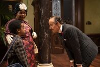 Hexen hexen – L-R: Hero Boy (Jahzir Kadeem Bruno), Grandma (Octavia Spencer), Mr. Stringer, the hotel manager (Stanley Tucci)