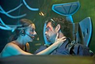 Atlantic Rim: Resurrection – Bugs (Lindsay Elston) und Dr. J.P. Roth (Steve Richard Harris).
