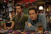 It's Always Sunny in Philadelphia – Mac (Rob Elhenny, l.) und Dennis (Glenn Howerton, r.) diskutieren über das Rauchen in Bars und die amerikanischen Freiheitsrechte. Mit ungeahnten Folgen für das Pub ...