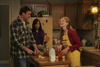 How I Met Your Mother – Marshall (Jason Segel, l.) und Lily (Alyson Hannigan, M.) lernen Barneys Mutter Loretta (Frances Conroy, r.) kennen und sind ziemlich erstaunt ...