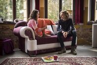 Schloss Einstein – Paul (Fynn Meinert) versucht Olivia (Holly Geddert) zu trösten.