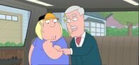 Family Guy – Der Vater (r.) von Lois hat sich das Bein gebrochen. Leider haben alle Familienmitglieder keine Zeit, ihn zu pflegen, und so fällt die undankbare Aufgabe an Chris (l.) ...