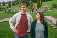 Der Bergdoktor – Gemeinsam mit Lilli Gruber (Ronja Forcher,) sucht David Kästner (Frédérik Brossier) nach einer neuen Freizeitbeschäftigung.
