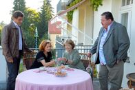 Die Rosenheim-Cops – Im Alter haben sich Vera von Strebl (Brigitte Antonius, 2.v.l.) und ihre Stiefschwester Marlene Maurer (Ingeborg Schöner) angefreundet, zumindest wollen sie das die beiden Cops Christian Lind (Tom Mikulla, l.) und Korbinian Hofer (Joseph Hannesschläger) glauben machen.