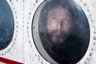 Arctic – Da der Weg zur nächsten Station zu weit ist, entscheidet sich Overgård (Mads Mikkelsen) auf mögliche Hilfe zu warten.