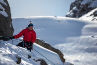 Bergwelten – Heinz Zak sichert Peter die letzte Seillänge zum Ausstieg.