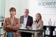 SOKO Kitzbühel – SOKO Kitzbühel Staffel 13 Folge 1 Sie versuchen einen kniffligen Fall zu lösen: Kristina Sprenger als Karin Kofler, Heinz Marecek als Hannes Kofler, Andrea L'Arronge als Gräfin Schönberg Copyright: SRF/ORF