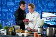 Meine Mutter ... – Star-Koch gegen Eifel-Wirtin: Rufus (Stephan Luca) und Toni (Diana Amft) treten bei einem TV-Kochduell an.