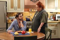 Two and a Half Men – Sind sich nicht immer einig: Berta (Conchata Ferrell, r.) und Walden (Ashton Kutcher, l.) ...