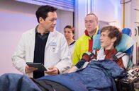 In aller Freundschaft – Der hochgradig schwerhörige Joshua Keller (Philip Günsch, re.) wird nach einem Skateboard-Unfall in die Sachsenklinik eingeliefert. Der Junge ist Dr. Philipp Brentano (Thomas Koch, li.) bestens bekannt, nimmt er doch schon seit Monaten Untersuchungen bei Joshua vor, um ihm ein Cochlea-Implantat zur Verbesserung seines Gehörs einsetzen zu können.