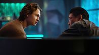 Tokyo Vice – Jake (Ansel Elgort, li.) spricht mit Sato (Show Kasamtsu)