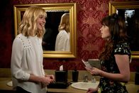 New Girl – Wie wird sich Jess (Zooey Deschanel, r.) mit Sams sehr guter Freundin Diane (Caitlin FitzGerald, l.) verstehen - vor allem, als sie ihr etwas offenbart, dass Jess' Beziehung zu Sam verändern könnte?