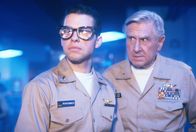 Hot Shots! Die Mutter aller Filme – Etwas unruhig wird Admiral Benson (Lloyd Bridges, r.) schon, als Jim Fischauge (Jon Cryer) die Überwachung des Radars übernimmt ...
