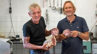 Lecker an Bord – Frank Buchholz (r) zweite Station ist eine kleine tierfreundliche Schweinefarm in Echtenerbrug wo er Landwirt Jaap Frerichs (l) trifft.