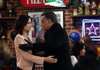 How I Met Your Mother – Bevor Robin (Cobie Smulders, l.) ihre Verlobung mit Barney bekanntgeben möchte, muss Barney bei ihrem Vater (Ray Wise, r.) um ihre Hand anhalten. Doch wird er dessen Zustimmung bekommen?