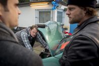 Der letzte Bulle – Haben Mick (Henning Baum, r.) und Andreas (Maximilian Grill, l.) in Toni Barsch (Sascha Nathan, M.) den gesuchten Mörder bereits gefunden?; Haben Mick (Henning Baum, r.) und Andreas (Maximilian Grill, l.) in Toni Barsch (Sascha Nathan, M.) den gesuchten Mörder bereits gefunden?