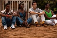 Death in Paradise – Officer Marlon Pryce (Tahj Miles, l.), Naomi Thomas (Shantol Jackson, 2. v. l.), und Darlene Curtis (Ginny Holder, r.) sind besorgt um Detective Neville Parker (Ralf Little, 2. v. r.) und zugleich entschlossen, ihm in dieser schwierigen Zeit beizustehen.