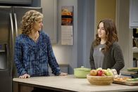 Last Man Standing – Vanessa (Nancy Travis, l.); Eve (Kaitlyn Dever, r.)