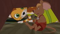Pettersson und Findus – Findus hat mit einem Trick eine Maus gefangen. Die hat allerdings kein bisschen Angst vor ihm, sondern futtert entspannt weiter am Köder-Käse.