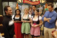 Community – Die Lerngruppe wird aus ihrem Studienraum verbannt. Shirley (Yvette Nicole Brown, 2.v.l.), Britta (Gillian Jacobs, 3.v.l.), Annie (Alison Brie, 2.v.r.), Jeff (Joel McHale, r.) und Abed (Danny Pudi, M. hinten) schmieden einen fiesen Racheplan, um die arroganten Deutschen wieder zu vertreiben und ihr Revier zurückzugewinnen ...