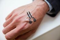 P.M. Wissen – „Tattoo Elektroden“ – sie lassen sich wie Kinder-Abziehbilder auf die Haut kleben, das Papier löst sich in Verbindung mit Wasser auf der Haut auf.