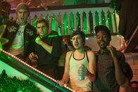 Bad Neighbors – Während Pete (Dave Franco, 2.v.l.) sich neben dem Feiern auch wirklich für seine Uni-Leistungen interessiert, haben Teddy (Zac Efron, l.), Scoonie (Christopher Mintz-Plasse, 2.v.r.) und Garf (Jerrod Carmichael, r.) wirklich nur wilde Partys im Kopf ...