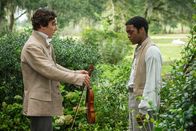 12 Years a Slave – Als der freie Afroamerikaner Solomon Northup (Chiwetel Ejiofor, r.) in die Sklaverei verkauft wird, landet er zuerst bei dem verhältnismäßig friedlichen Sklavenhändler William Ford (Benedict Cumberbatch, l.), doch dieser verkauft ihn bald weiter an den sadistischen Edwin Epps ...
