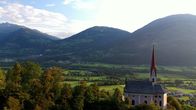 Heimatleuchten – Landschaftsaufnahme mit der Wallfahrtskirche St.Ulrich, Osttirol, Österreich am 28. Juli 2021