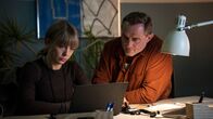 The Angel Maker – Jesper (Roland Møller) ermittelt in einem Mordfall und ist nicht davon begeistert, dass er mit Laura (Julie R. Ølgaard) zusammenarbeiten soll.