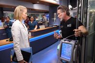 Chicago Med – (l-r) Jessy Schram als Hannah Asher, Steven Weber als Dean Archer