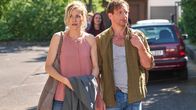 Der Lehrer – Karin Noske (Jessica Ginkel) und Stefan Vollmer (Hendrik Duryn) sehen, wie Jana nach einer Operation ihrer Nase mit einem Verband zurück in die Schule kommt und sind entsetzt.