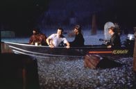 Hard Rain – In der überfluteten menschenleeren Stadt wird Geldtransportfahrer Tom (Christian Slater) von Gangster Jim (Morgan Freeman) und dessen Komplizen Ray (Ricky Harris) gefangen genommen, da er den Bargeldbestand des Orte in Sicherheit gebracht hat.