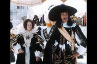 Die drei Musketiere – Königin Anna (Geraldine Chaplin) und König Ludwig XIII. (Jean-Pierre Cassel): Obgleich seine Ehefrau ihn nicht liebt, ist sie ihm treu und versucht dem schwachen König nach Möglichkeit zu helfen.