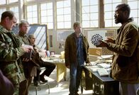 The Core - Der innere Kern – Krisenstab (v.l.n.r.: Richard Jenkins, Tchéky Karyo, Stanley Tucci, Aaron Eckhart, Delroy Lindo) ...
