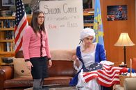 The Big Bang Theory – Nimmt Abschied von "Spaß mit Flaggen": Sheldon (Jim Parsons, r.) dreht mit Amy (Mayim Bialik, l.) die letzte Folge ...