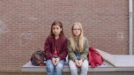 Die Regeln von Floor – Margreet (Romy Voll, li.) und Floor (Bobbie Mulder, re.) wundern sich über Kees.